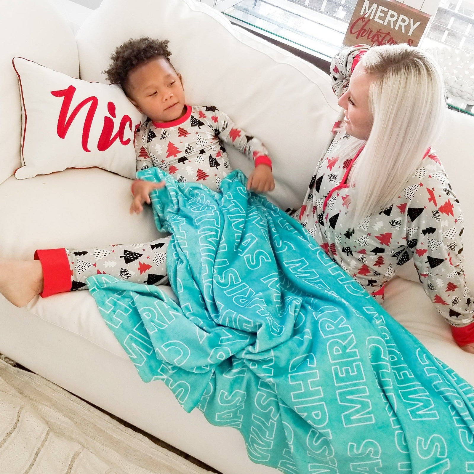 DECORATIVE HOLIDAY THROW BLANKET - OUTLINE REPEAT